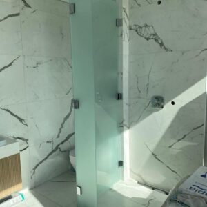 Душевое ограждение матовое голубое стекло